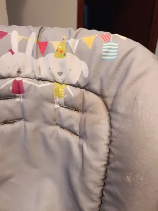 Trona bebé gris con bandeja.