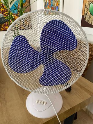 Ventilador de mesa blanco y azul