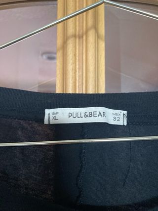 Camiseta Pull & Bear negra con encaje