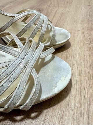 Zapatos de tacón dorados talla 40