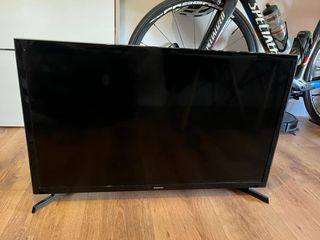 Televisión Samsung Negra 32 pulgadas.