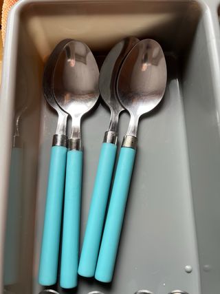 Juego de cubiertos azul y plateado
