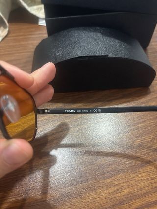 Occhiali Prada Neri e Gialli.