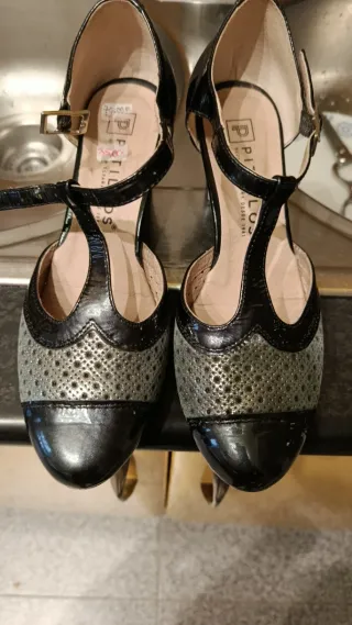 Zapatos de tacón negros y plateados talla 36