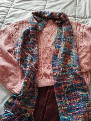 Suéter rosa y bufanda multicolor