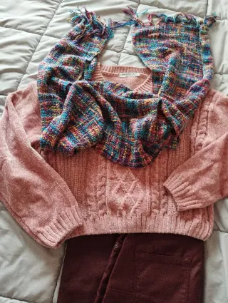 Suéter rosa y bufanda multicolor