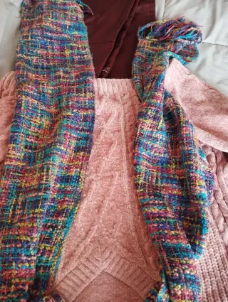 Suéter rosa y bufanda multicolor