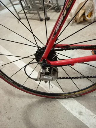 Bicicleta de carretera BH Roja y Blanca