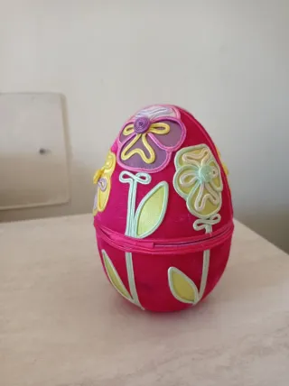 Uovo decorato in velluto