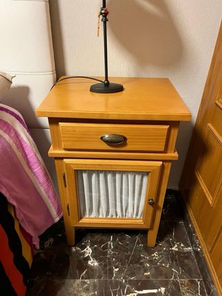 Cómoda de madera con cajones y mesitas.