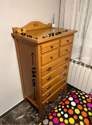 Cómoda de madera con cajones y mesitas.