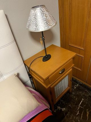 Cómoda de madera con cajones y mesitas.