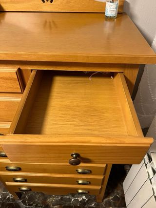 Cómoda de madera con cajones y mesitas.