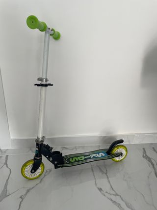 Patinete con luces en ruedas