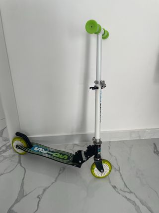 Patinete con luces en ruedas