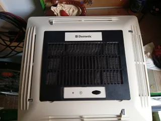 Dometic techo FJ2200 en perfecto estado.