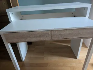 Escritorio blanco con cajones y estraible + silla