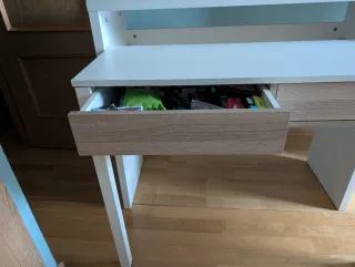 Escritorio blanco con cajones y estraible + silla