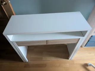 Escritorio blanco con cajones y estraible + silla