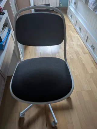 Escritorio blanco con cajones y estraible + silla