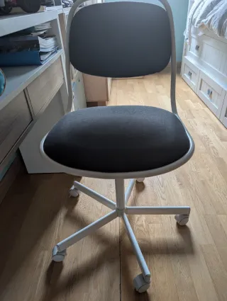 Escritorio blanco con cajones y estraible + silla