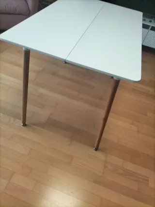 Mesa blanca y madera natural