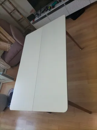 Mesa blanca y madera natural