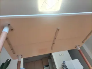 Mesa blanca y madera natural