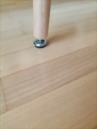 Mesa blanca y madera natural