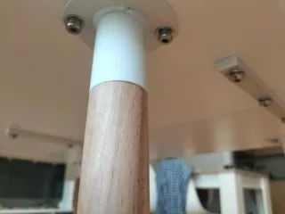 Mesa blanca y madera natural