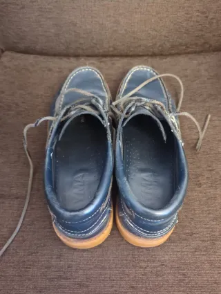 Zapatos náuticos azules y marrones