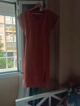 Vestido color salmon con abertura