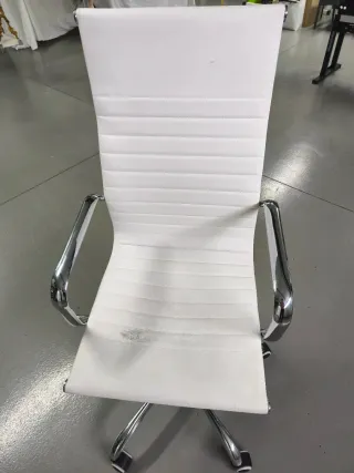 Silla de oficina blanca y plateada