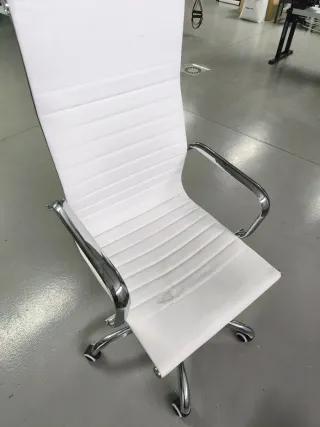 Silla de oficina blanca y plateada