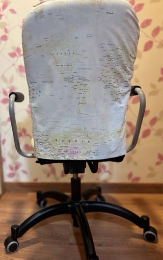 Silla de oficina con funda de mapa
