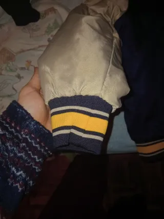 Chaqueta bomber azul y beige