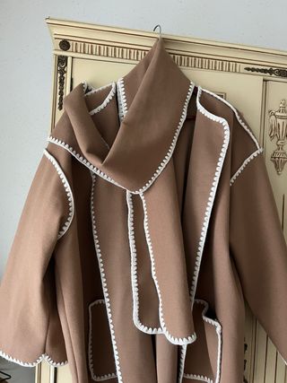 Chaqueta camel con bufanda y pespuntes