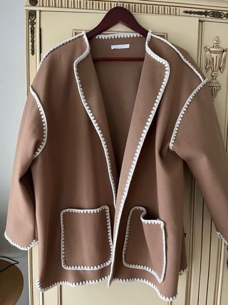 Chaqueta camel con bufanda y pespuntes