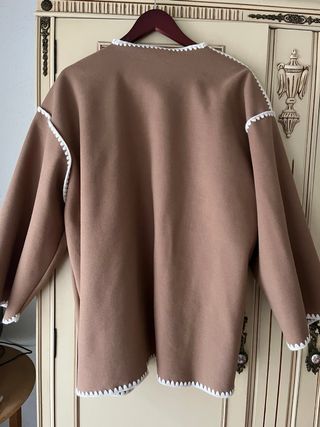 Chaqueta camel con bufanda y pespuntes