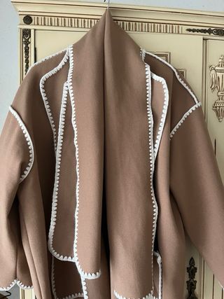 Chaqueta camel con bufanda y pespuntes