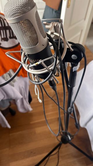 Micrófono the t.bone SC-1100 con pie.