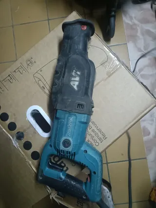 Sierra de sable Makita AVT