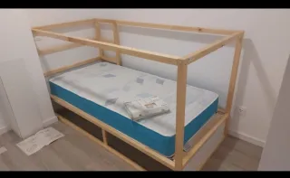 Cama infantil tipo casita, de Ikea
