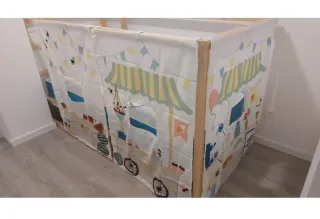 Cama infantil tipo casita, de Ikea