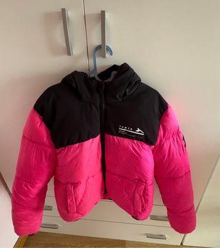 Chaqueta Tenth negra y fucsia