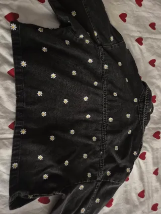 Chaqueta vaquera negra con margaritas