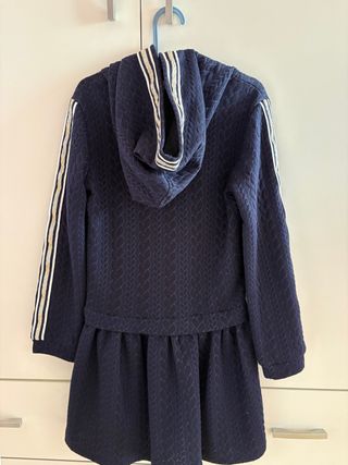 Vestido azul marino con capucha