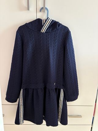 Vestido azul marino con capucha