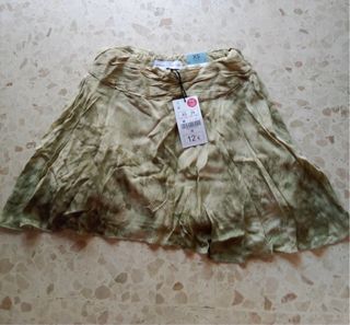 Falda corta con estampado verde de Lefties