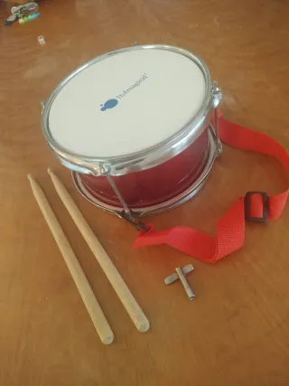 Tambor infantil con baquetas y llave